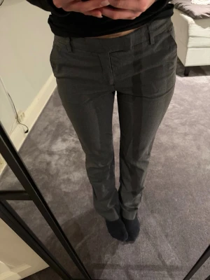 Kostymbyxor  - Gråa kostymbyxor från Filippa K! Jag är 165cm lång. 