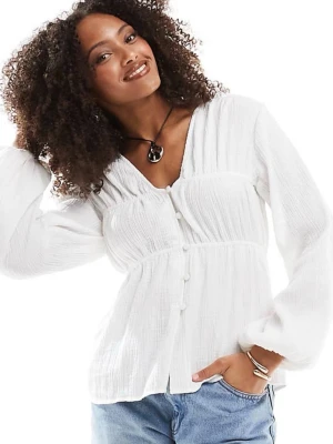 Vit blus  - Säljer en luftig vit blus med v-ringning 