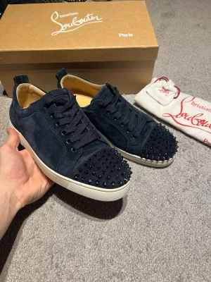 Christian Louboutin - Dessa är fint skick i STL 42,5, sällsynta i dessa skick i navy färg ”äkta”, dm för mer info om det önskas. Tar det även privat om det önskas för slippa onödiga kostnader och krångel