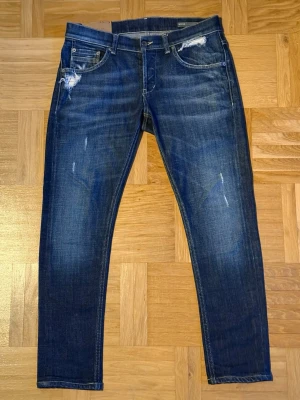 Mörkblåa Dondup Jeans med slitningar - Jätte snygga Dondup Jeans med as feta slitningar. Storlek W32 men passar mer som W31. Skick 9,5/10, är endast använda fåtal gånger! Nypris ca 3000kr. Säljer billigare vid snabb affär! Hör gärna av er vid frågor/bilder. Fri frakt och fraktar samma dag!🚚📦