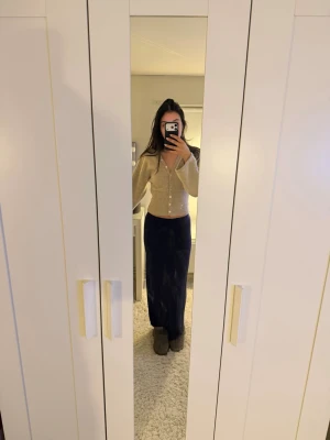 Mörkblå långkjol  - Använd mycket och är lite nopprig men det är inget man ser när man har på sig den😊