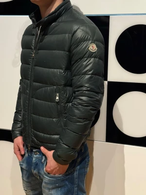 Moncler acorus jacka  - Super snygg Moncler acorus jacka nu till våren ☀️🔥 skick 9/10 nypris 12 000kr  size 2 