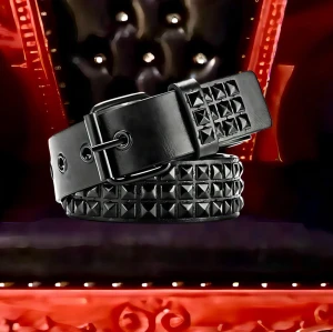 Svart 90’s vintage nitbälte! - Svart 3-radigt nitbälte med svarta pyramidnitar. Längd: 100 cm. Bredd: 4 cm. I nyskick.