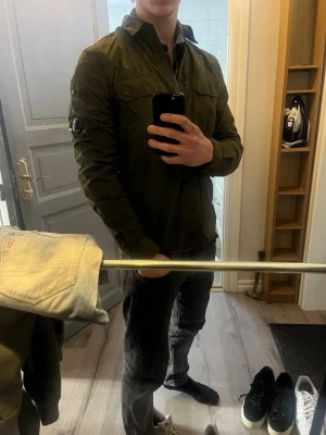 Grön overshirt från C.P. Company - Snygg mörkgrön overshirt från C.P. Company. Knappt använd. Skick 9/10. Passar mig som vanligtvis har S-M på kläder! 