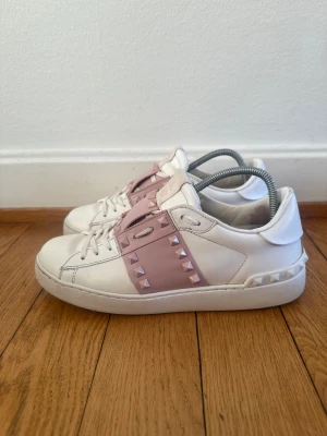 Valentino rockstud sneakers  - Säljer nu dessa fina valentino skor | Super fint skick | Storlek 38,5 | Givetvis äkta 