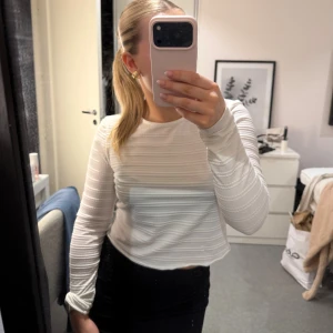 Långärmad - Vit långärmad från VeroModa i strl M🤍Lite croppad i modellen!