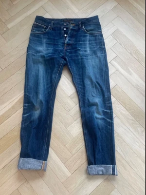 Nudie Jeans Selvedge - Här säljer jag ett par fina selvedge jeans ifrån Nudie. Nypris: 2500!! De är i fint skick och storlek 31/34. Hör av dig vi frågor eller prisförslag!