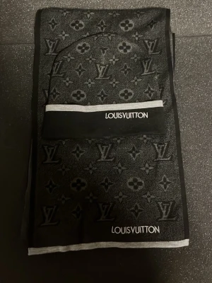 Svart, grå louis halsduk och mössa. - Aldrig använda. One size fits all. 