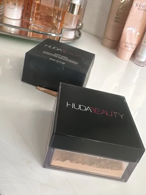 Huda Beauty löspuder BLONDIE - Ungefär hälften kvar 