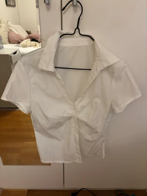 Kortärmad vit skjorta  - Från Shein