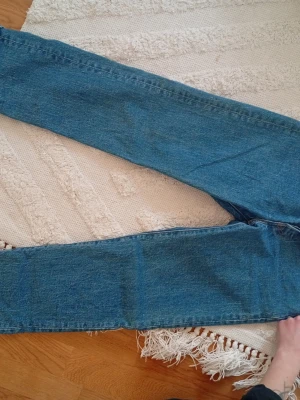 Oanvända Levi's jeans  - Säljer ett par jeans från Levis. De har rak passform och är tillverkade i slitstarkt denimtyg. 
