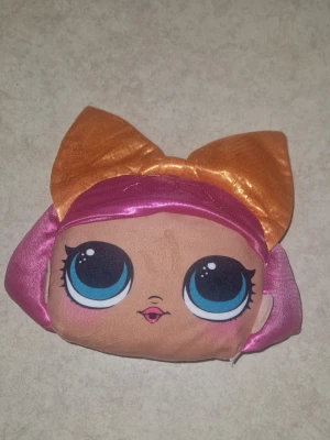 LOL Surprise mjukisdocka kudde - Söt liten mjukisdocka kudde från LOL Surprise. Något fläckig samt en liten reva på baksidan- se bilder. Går nog för den händige att fixa. Perfekt som prydnad eller mysig kudde.