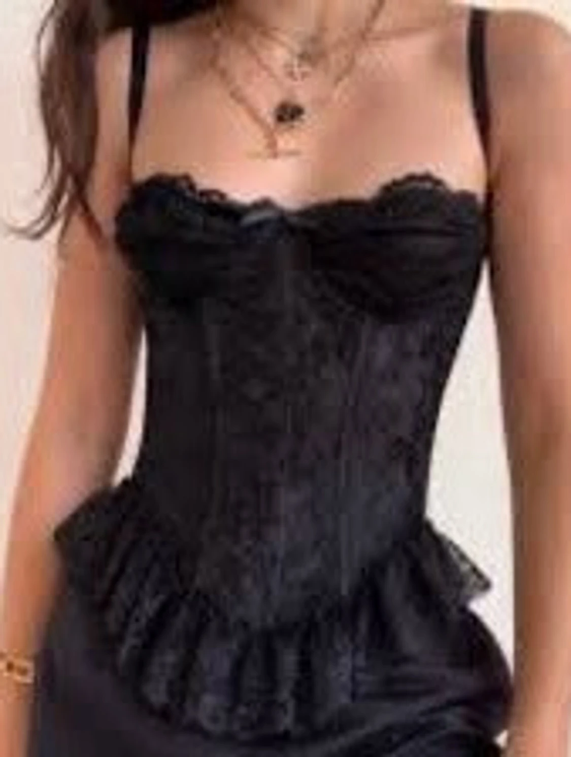 Svart spetskorsett med volangkant