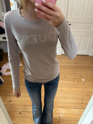 Guess topp - Supercool beige/grå topp från Guess med stenar. Fint skick!💕