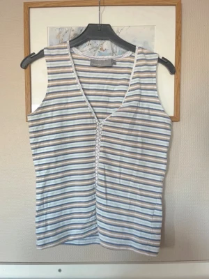 Randigt linne från KappAhl - Superfint randigt linne med spetsdetalj framtill