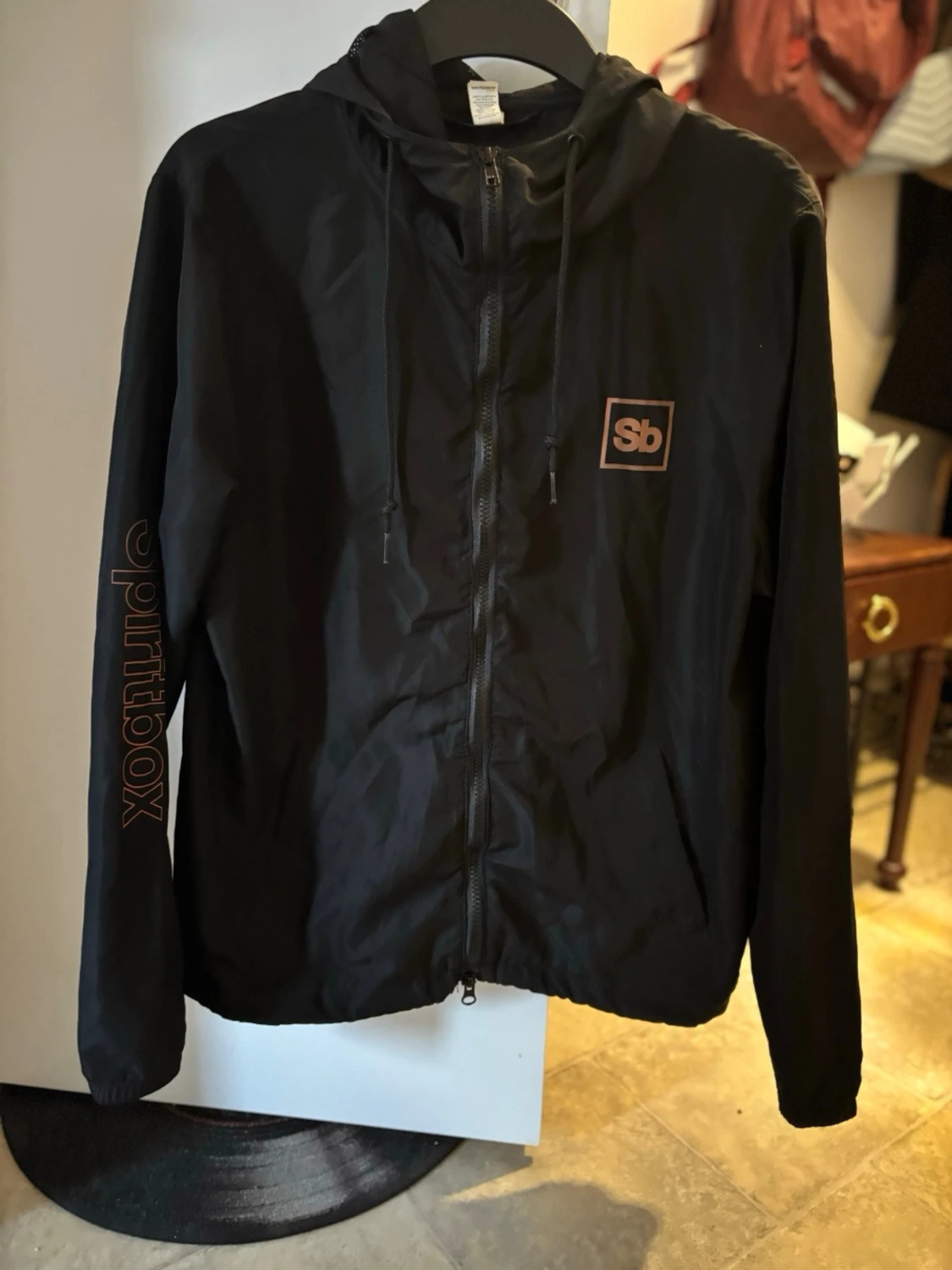 Svart Spiritbox vindjacka med låt loggos (s)