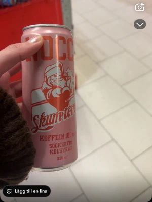 Limted editon NOCCO Skumtomte energidryck 330ml - NOCCO Skumtomte är en sockerfri och kolsyrad energidryck med smak av skumtomte. Burken är rosa med röd text och illustration av en tomte. Innehåller 180 mg koffein och rymmer 330 ml. Perfekt för dig som gillar juliga smaker och vill ha extra energi. Som ej går att köpa längre