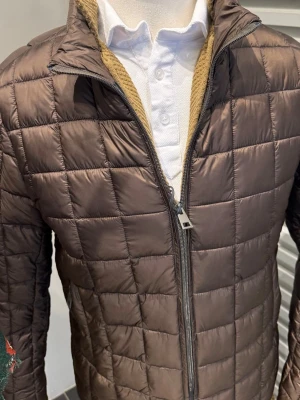 BOMBOOGIE Short Quilted Down Jacket ( BROWN ) - Säljer här en Bomboogie Short Quilted Down Jacket i storlek L (sitter som S/M). Jackan är inköpt på La Chemise. Nypris: 2500kr. Mitt pris:750kr. Jackan är från höstkollektionen 25. 