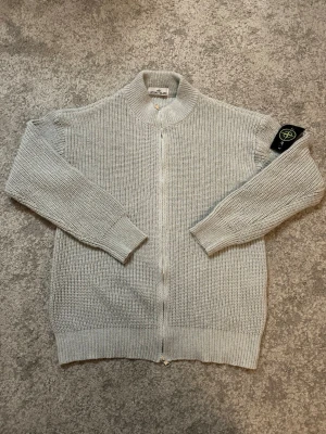 Stone Island stickad tröja  - Tja säljer nu en helt ny Stone Island stickad tröja som är grå, helt ny men saknar tags, i storlek XL.               Hör av er vid funderingar!