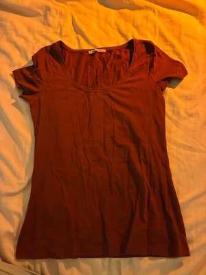 Mörkröd kortärmad topp med rund hals - Mörkröd topp! Super fint skick och har inte kommit till användning. Storlek xs/s skulle jag uppskatta 🥰Pris kan förhandlas 🫰