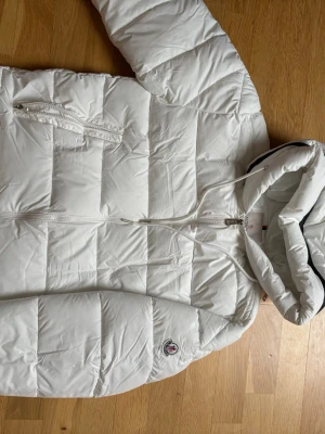 Vit moncler jacka - Osäker på modellen däremot kan jag med all ärlighet säga att jag är ytterst tveksam på äktheten, därefter droppar jag billigt! För övrigt är det en jävligt skön och as varm vinter jacka, dock så är passformen lite pösig kan jag tycka, man ser lite större ut i den jämfört med andra vinterjackor. Skriv gärna vid övriga frågor! Storleken är S men skulle säga att den också passar M. 