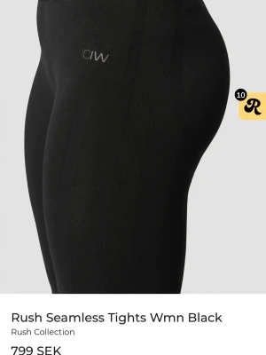 Svarta seamless tights från ICANIWILL - Snygga svarta seamless tights från ICANIWILL med hög midja och tight passform. De är i stl xs och är aldrig använda då de var för små för mig. Väldigt fina