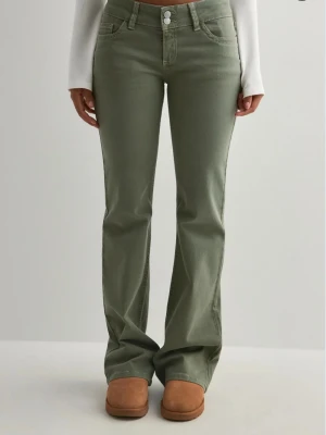 Gröna bootcut jeans från Nelly - Low waist bootcut jeans från Nelly. Helt nya med prislapp. Storlek 36. Nypris 699kr