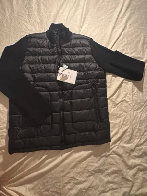 🖤 Moncler Cardigan – Svart / Stilren & exklusiv - 🔥 Säljer en Moncler cardigan i svart – riktigt clean och tidlös modell. Perfekt kombination av komfort och lyxig sportstil. Passar lika bra till vardag som till en mer uppklädd streetwear-look. Smidig och bekväm med snygg passform.  Plagget är i fint skick och redo att användas direkt. 🖤✨  💬 Bud välkomnas – pris kan diskuteras! 📦 Skickas snabbt eller möts upp.  🎨 Färg: svart 🧥 Modell: Moncler cardigan 🌟 Stil: stilren / sportig / premium  #Moncler #Cardigan #SvartJacka #Streetwear #CleanFit