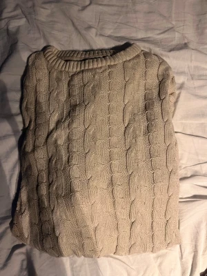 Tre olika tröjor  - Säljer de enskilt eller i paket, skriv vid fler bilder eller funderingar. Använda max 3 gånger styck