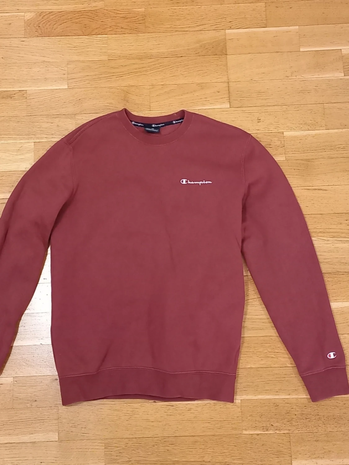 Vinröd sweatshirt från Champion