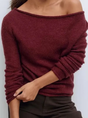 Off  shoulder stickad tröja - Säljer min vinröda tunnare stickad tröja från Ginatricot. Jättefint skick då den aldrig är använd Strl S. off shoulder-design och långa ärmar. Tröjan har en avslappnad passform och ribbade muddar. Perfekt för dig som vill ha en trendig och bekväm look. 