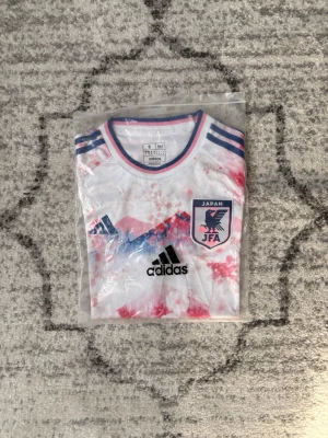 Japan adidas speciall edition  - Säljer en rosa Japan adidas speciall edition tröja i helt nytt skick, dustbag kommer med såklart. Tröjan är storlek S! Kom gärna med funderingar och frågor!