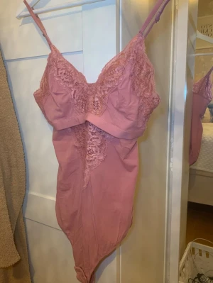 Intimissimi body - Supersnygg rosa spets body från intimissimi