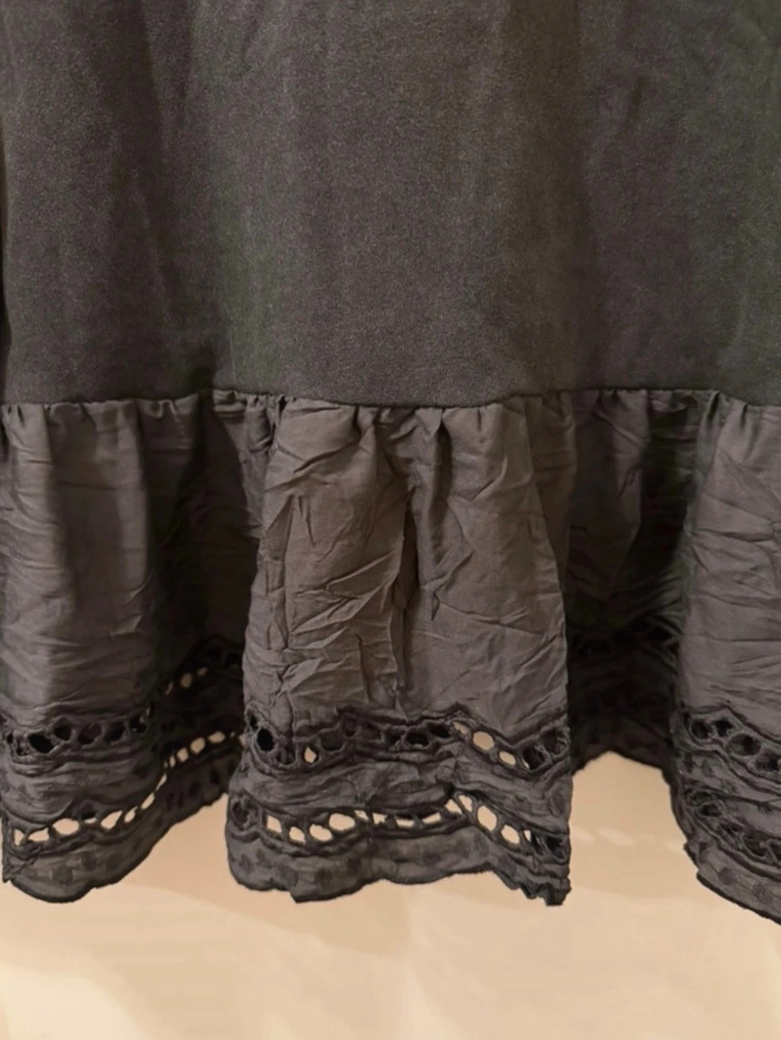 Svart grå urtvättat färg blus med volang och spetsdetaljer - 1