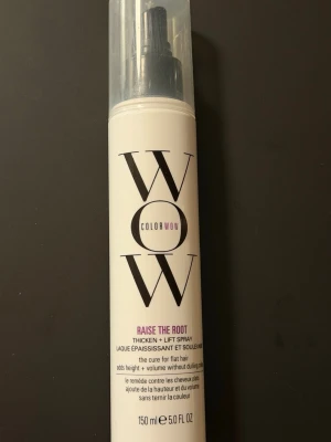 Color Wow Raise The Root spray - Volymspray från Color Wow som heter Raise The Root. Kommer i en vit plastflaska med svart text och genomskinligt lock. Sprayen är framtagen för att ge håret extra höjd och volym utan att göra det matt. Innehåller 150 ml.