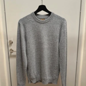 Stenströms tröja - Säljer en grå tröja från Stenströms. Perfekt för lager-på-lager och chillare dagar. Materialet är mjuk ull som känns skönt. Nypriset ligger runt 2100kr