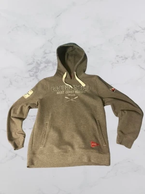 Grebbestad hoodie med tryck - Skön hoodie utan defekter. Storlek S och passar dig som är runt 170-180. 