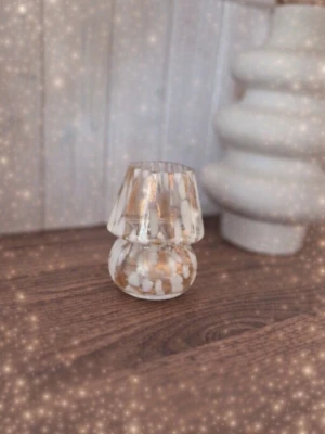 Mönstrad svamp ljuslykta – oanvänd & unik inredningsdetalj - Vacker svampformad ljuslykta i glas med dekorativt mönster i mjuka, naturliga toner. Ger ett varmt & stämningsfullt sken när ljuset är tänt & blir samtidigt en stilren inredningsdetalj även när den inte används. Inköpt secondhand för ca 299kr! FÖRST TILL KVARN! SISTA CHANSEN!