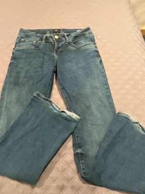 LTB jeans - Säljer ett par lågmidjade jeans från LTB i modellen Valerie. Jag skulle säga att jeansen passar som en storlek S i midjan. Men de är för korta för mig som är 170 cm lång, jeansen är köpta på Vinted men är i bra skick! (Första bilden är från förra ägaren)