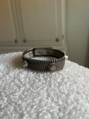 Nit-armband  - Supercool armband med nitar och dragkedjs-detaljer, Balenciaga inspirerat🖤 Justerbar storlek!