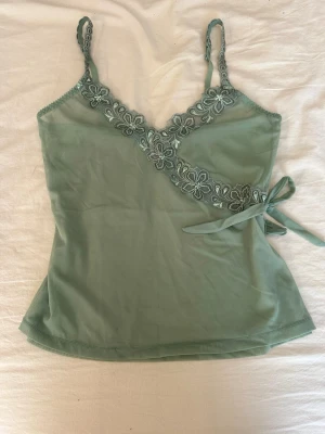 Grön mesh topp med spetsdetaljer - Grön mesh topp med spetsdetaljer