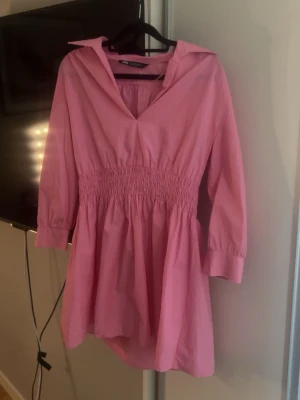 Rosa kort klänning från Zara - Rosa klänning från Zara i storlek m, men passar även S 