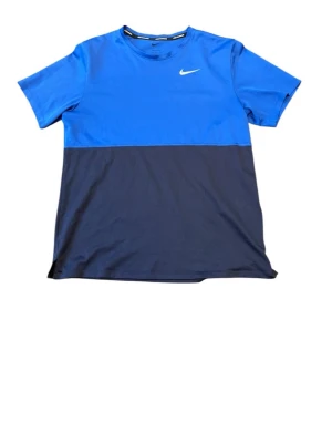 Nike tränings t-shirt - Storlek M, använd endast ett fåtal gånger så väldigt fint skick. Bra ventilering, perfekt för olika typer av träning