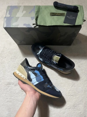 Valentino Rockrunner skor - Rockrunners i en sjukt fet modell! Nyskick, inga defekter. Alla tillbehör medföljer. Storlek 41. Kontakta mig för fler frågor och funderingar!