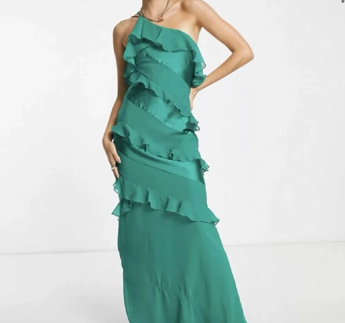 Grön långklänning med volangdetaljer