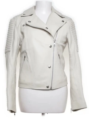 Samsøe Samsøe Skinnjacka - Samsøe Samsøe Skinnjacka som har smuts på under högre arm och lite fram vid dragkedja, aldrig provat att tvätta bort.