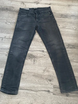 Gråa raka jeans med slitningar 28/30 - Säljer ett par gråa jeans med raka ben och diskreta slitningar. Jeansen har klassisk femficksmodell och dragkedja med knapp i midjan. Materialet är denim med lite stretch för extra komfort. Perfekta till en avslappnad stil. Storleken är 28/30, hör av er om ni har frågor e de bara höra ev er eller komma med prisfröslag🤗