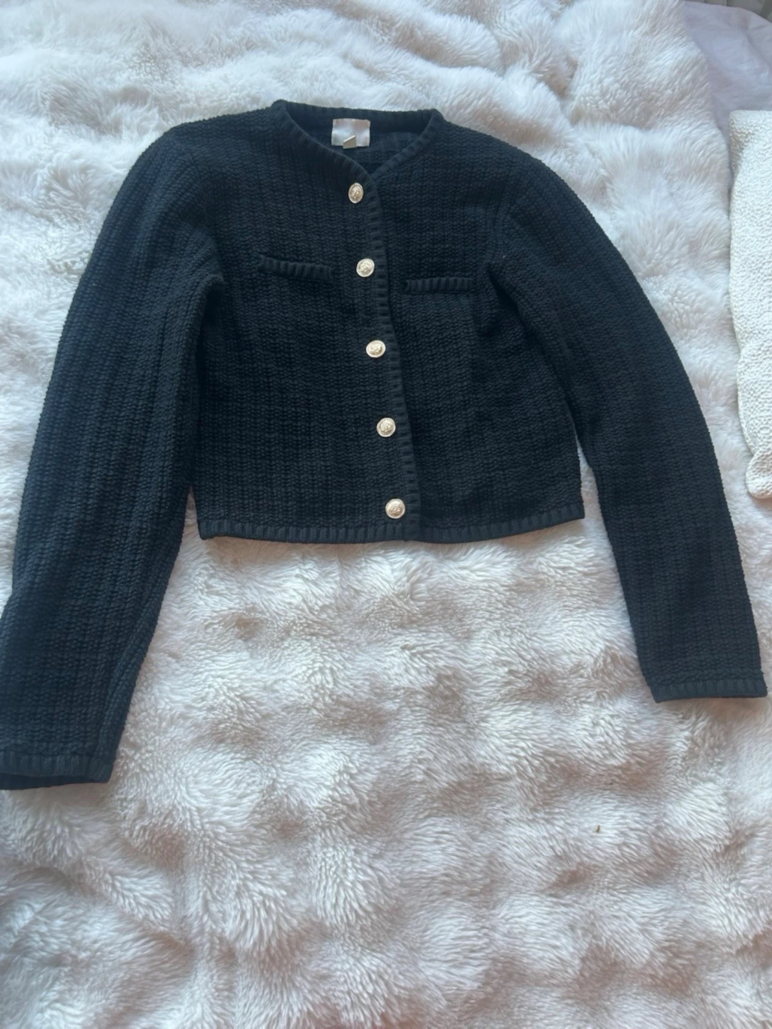 Svart kofta med guldknappar - 1