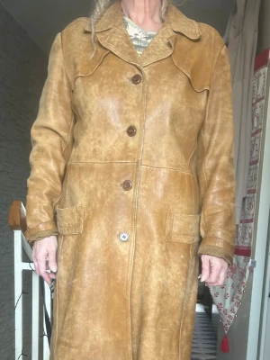 Vintage läderkappa ifrån Tjäders - 70-tals vintage trenchcoat i läder! Snyggt sliten! I stl L. 