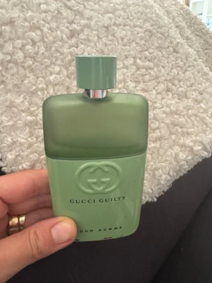 Gucci Guilty Pour Homme parfym herr - Säljer en Gucci Guilty Pour Homme parfym i en stilren ljusgrön flaska med matt finish och präglad logotyp. Flaskan har en rundad form och metallisk detalj vid spraymunstycket. Perfekt för dig som gillar exklusiva dofter. 100 ml mer än halva kvar i flaskan